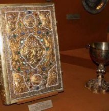 Евангелие с окладом из золота и драгоценных камней в Оружейной палате московского Кремля